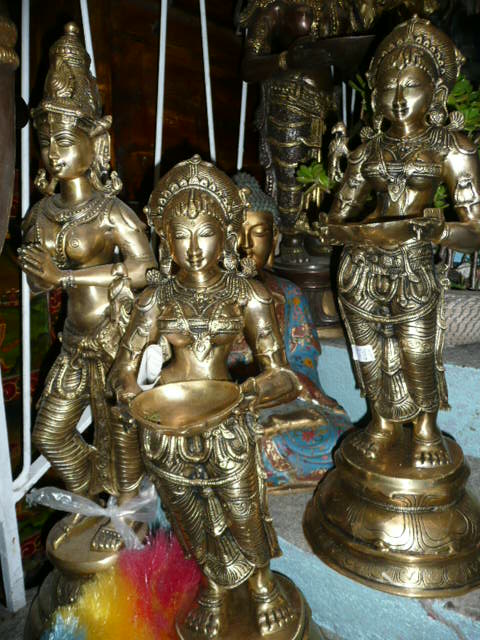 Götterfiguren und Buddhas aus Bronze, Eisen, Keramik, Weißmetall und viele andere Gegenstände aus Asien