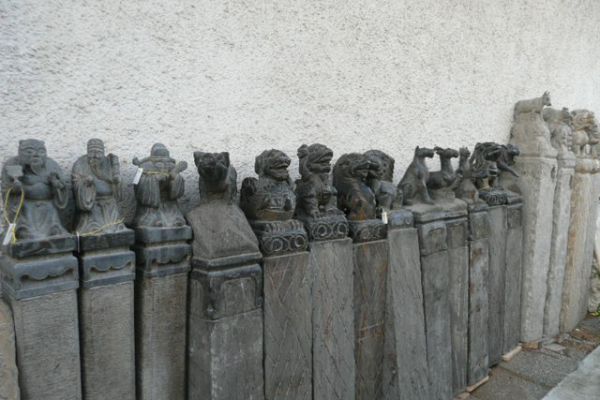 Steinstelen mit Tierkreiszeichen - Asiatica Großhandel in Freiburg